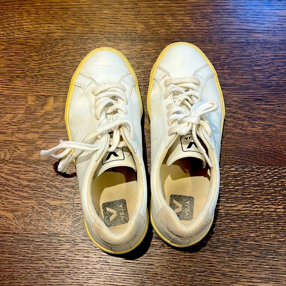 VEJA size 6 white running shoes